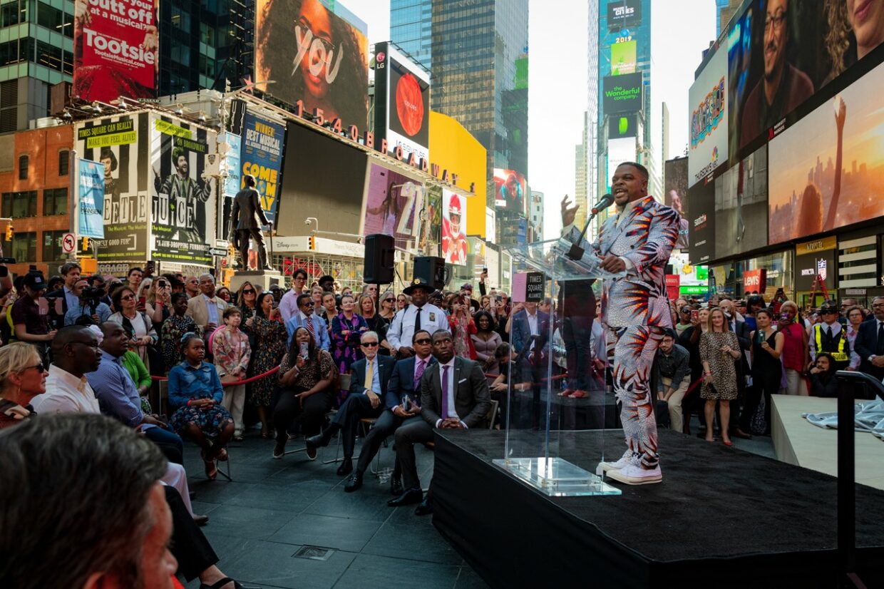 Kehinde Wiley Subverts Confederate Monuments with First Public Sculpture in Times Square | 5