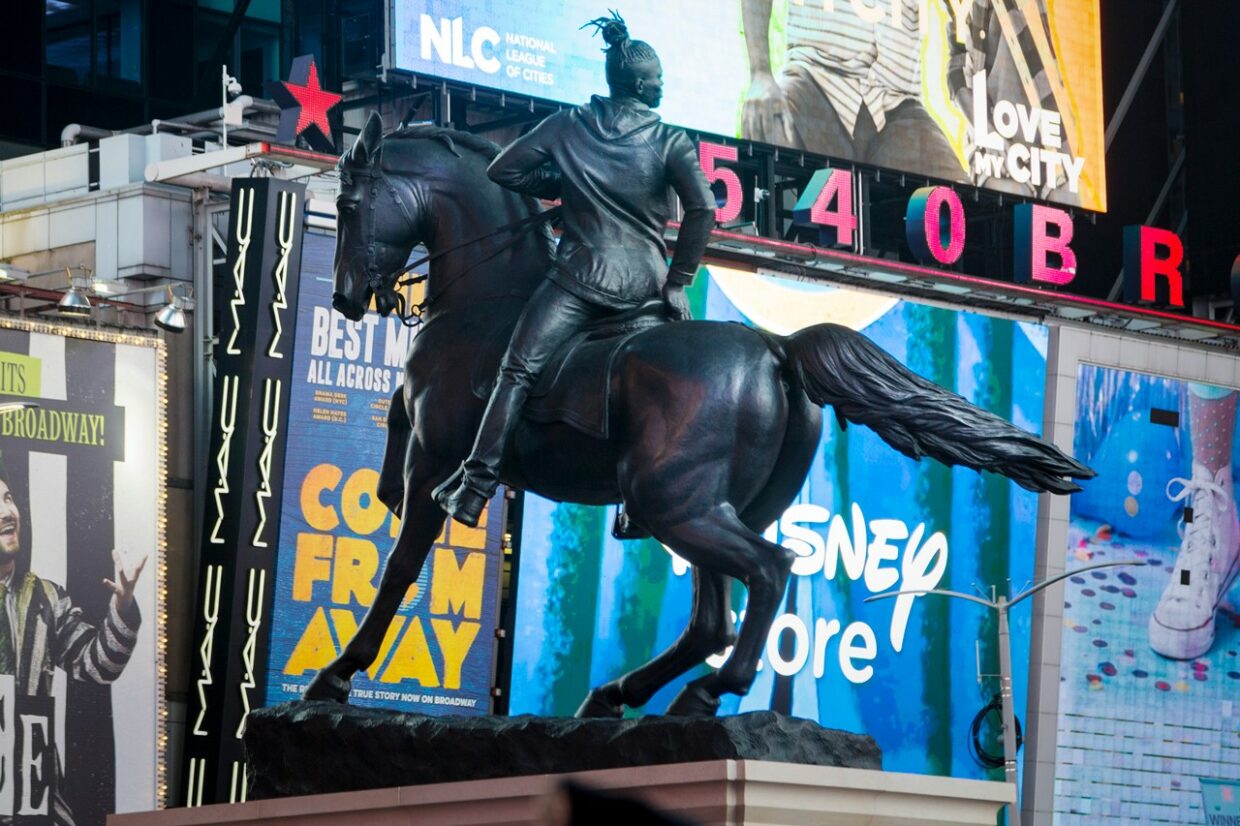 Kehinde Wiley Subverts Confederate Monuments with First Public Sculpture in Times Square | 2