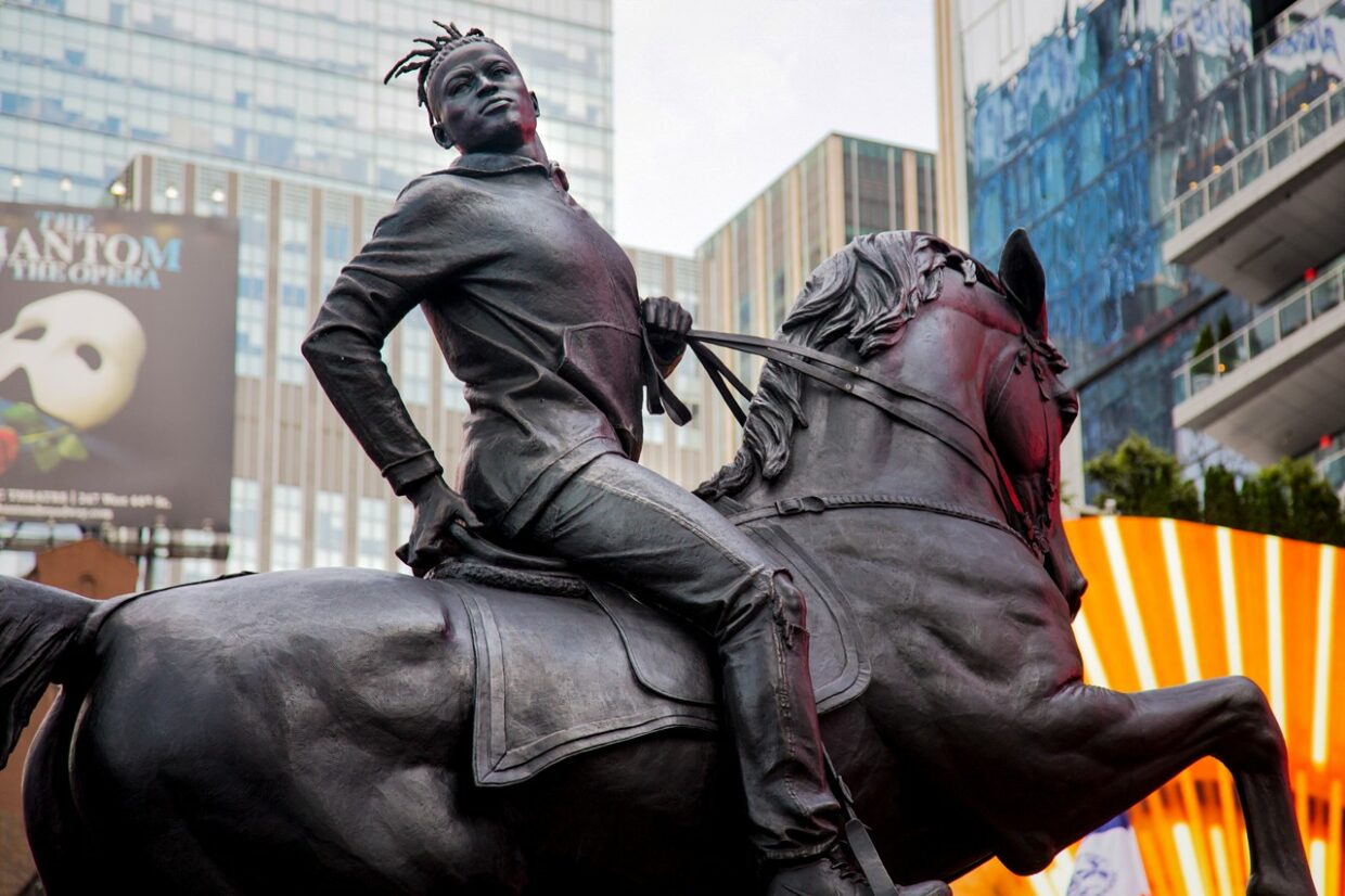 Kehinde Wiley Subverts Confederate Monuments with First Public Sculpture in Times Square | 1
