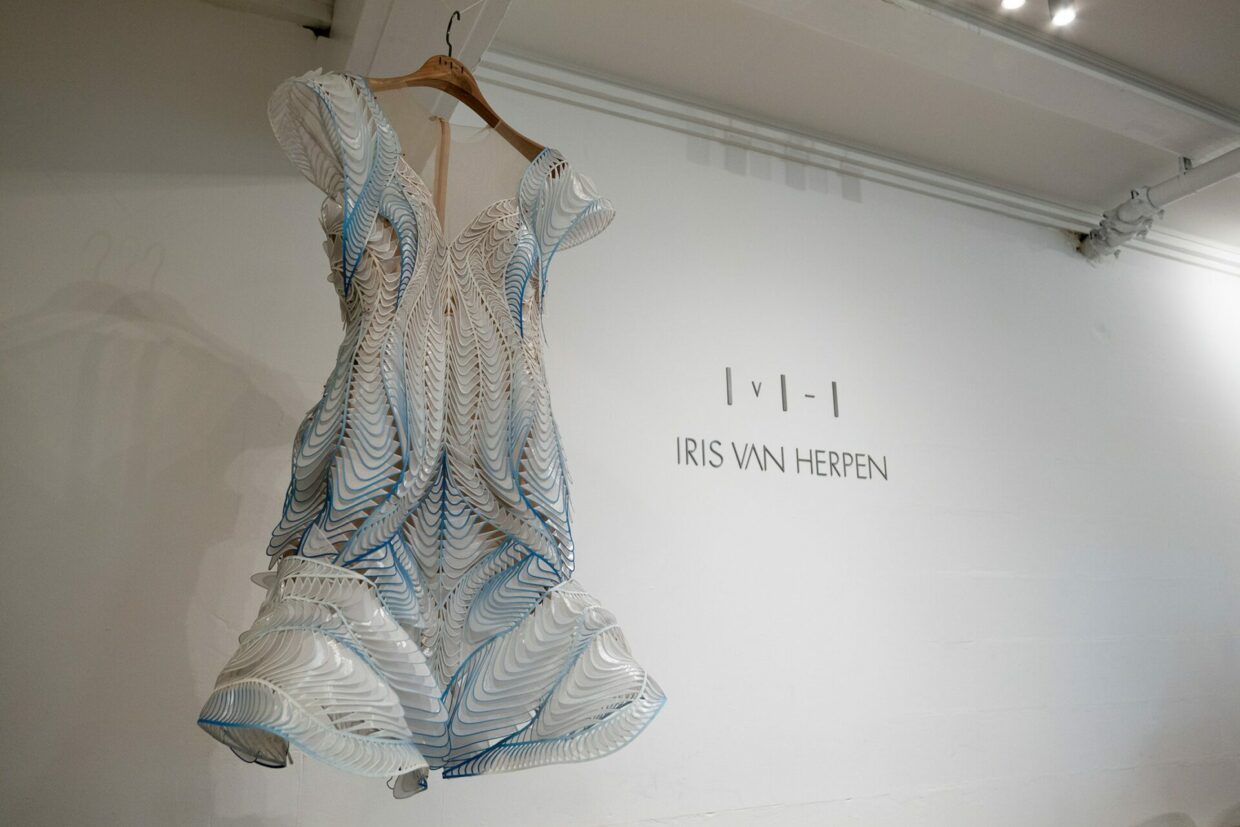 Maria Sharapova and Iris van Herpen Turned Evian Bottles Into Haute Couture for the British Fashion Awards | 4